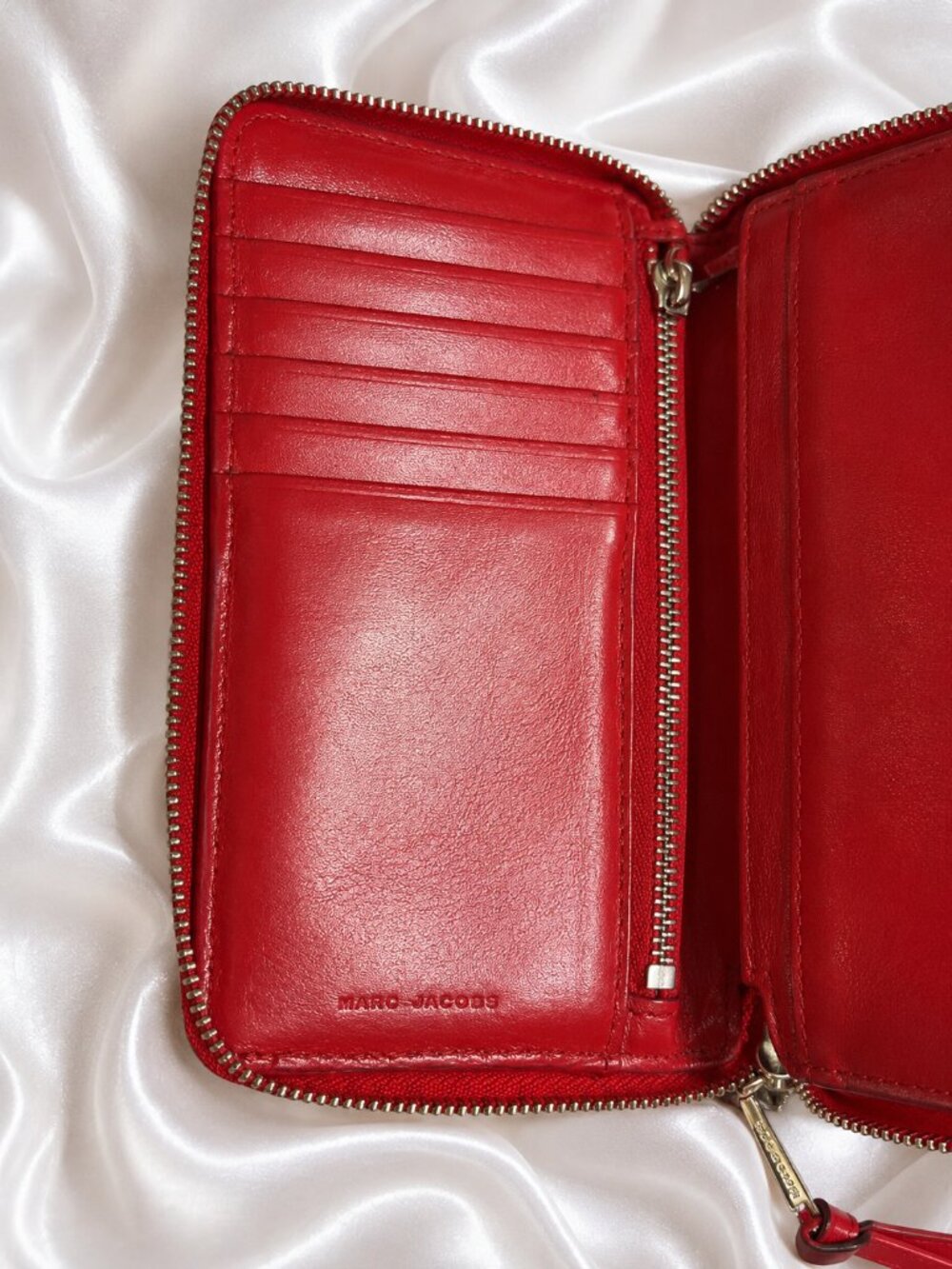 Marc Jacobs Red Patent Leather Heart Zip Around Wristlet Wallet - Picture 3 of 8